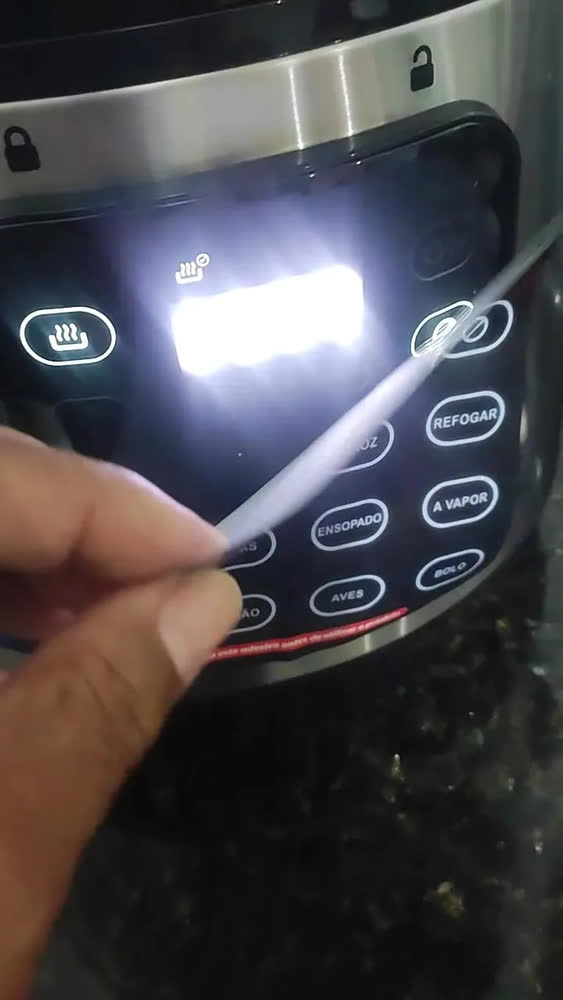 foto de Panela de Pressão Elétrica Digital Inox 220V 5,7L Oster OPAN930