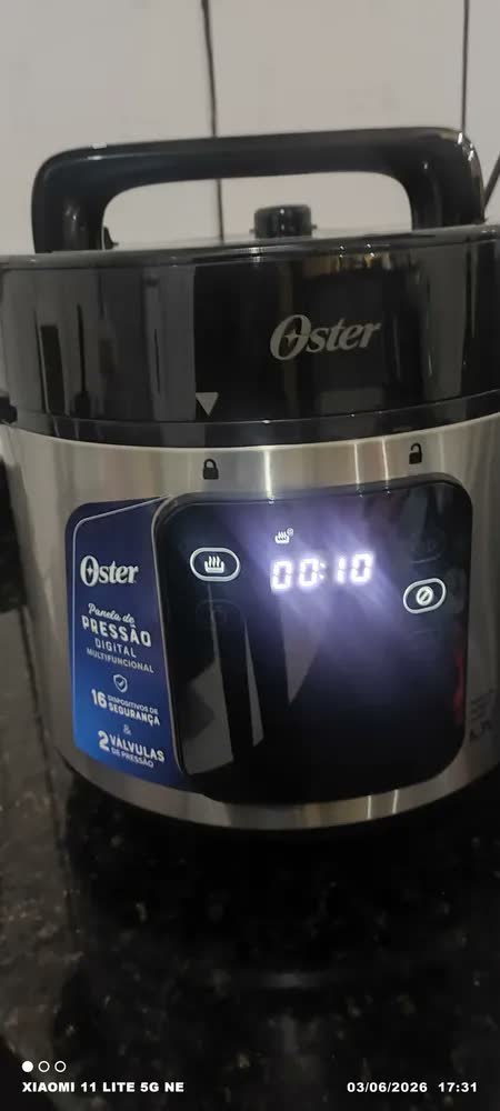 foto de Panela de Pressão Elétrica Digital Inox 220V 5,7L Oster OPAN930