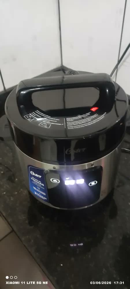 foto de Panela de Pressão Elétrica Digital Inox 220V 5,7L Oster OPAN930