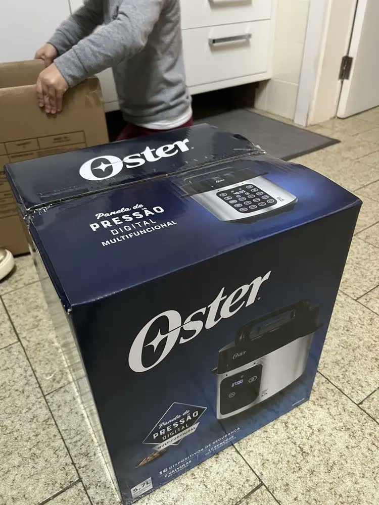 foto de Panela de Pressão Elétrica Digital Inox 220V 5,7L Oster OPAN930