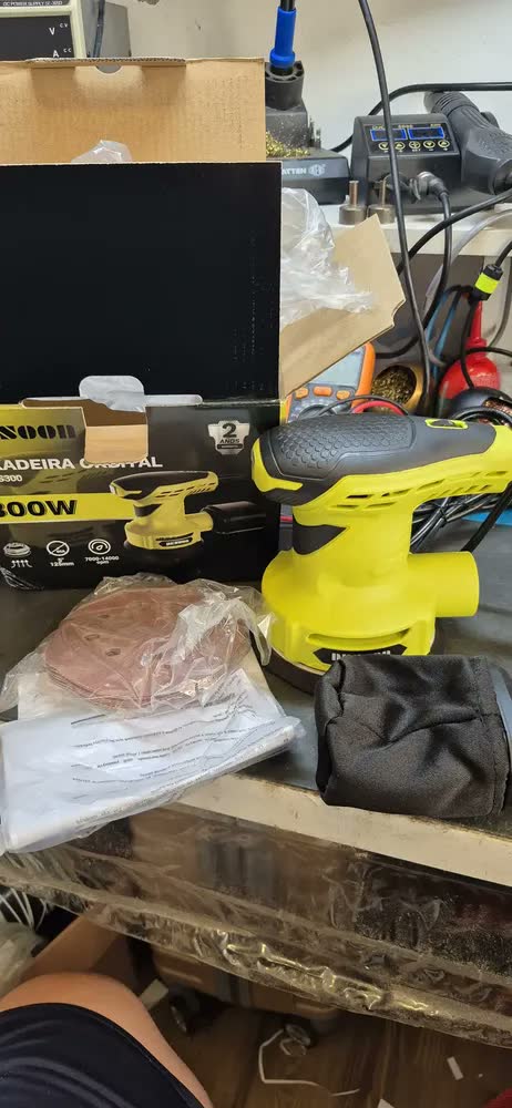foto de Lixadeira Orbital Elétrica 300w Real Profissional 125mm Com Auto Vácuo Coletor De Pó + 16 Lixas Kit Completo 220v Desoon