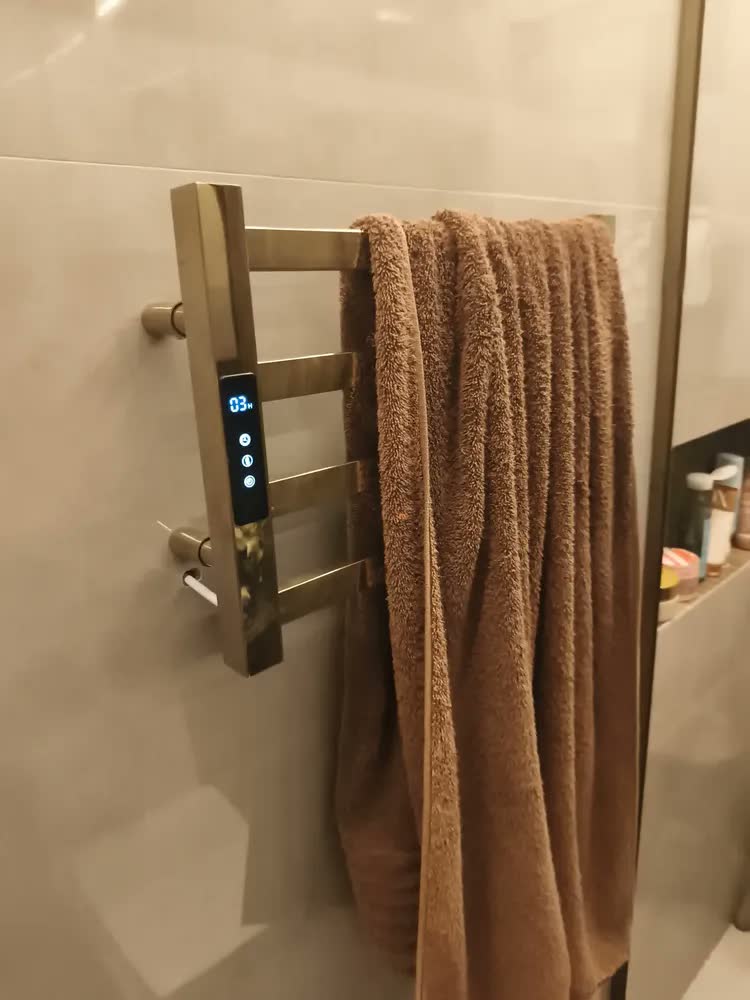 foto de Aquecedor de toalhas elétrico Fino Inox Modelo não identificado cor dourado