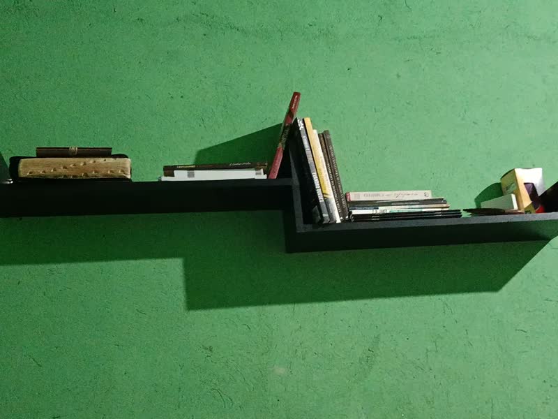foto de Kit 2 Prateleiras Suspensa Flutuante U Para Parede Madeira 60cm Livros Organização Sala Quarto Preto