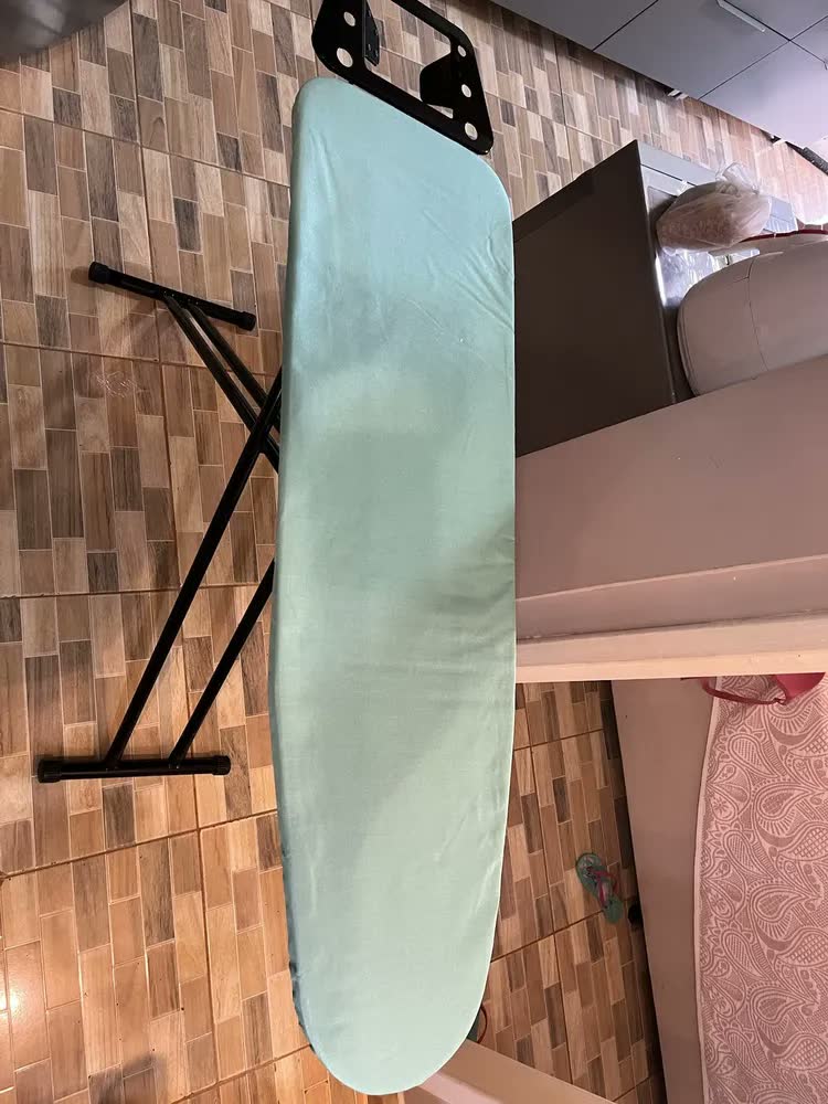 foto de Tabua Mesa De Passar Roupa Preta com forro metalizado verde Extraforte Aço Carbon