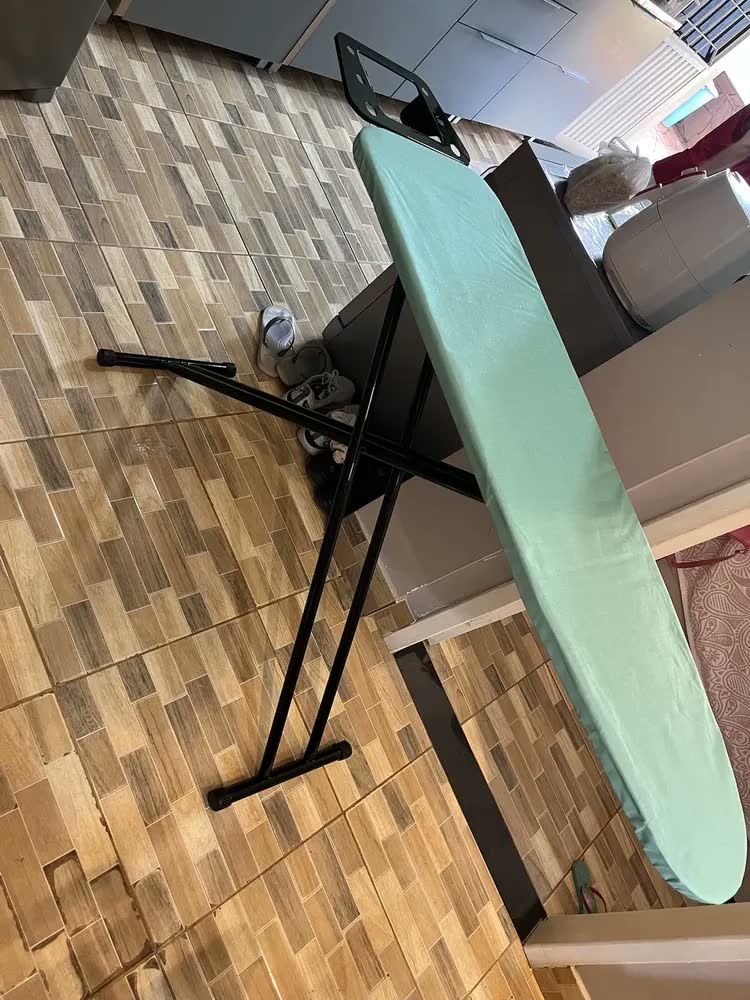 foto de Tabua Mesa De Passar Roupa Preta com forro metalizado verde Extraforte Aço Carbon