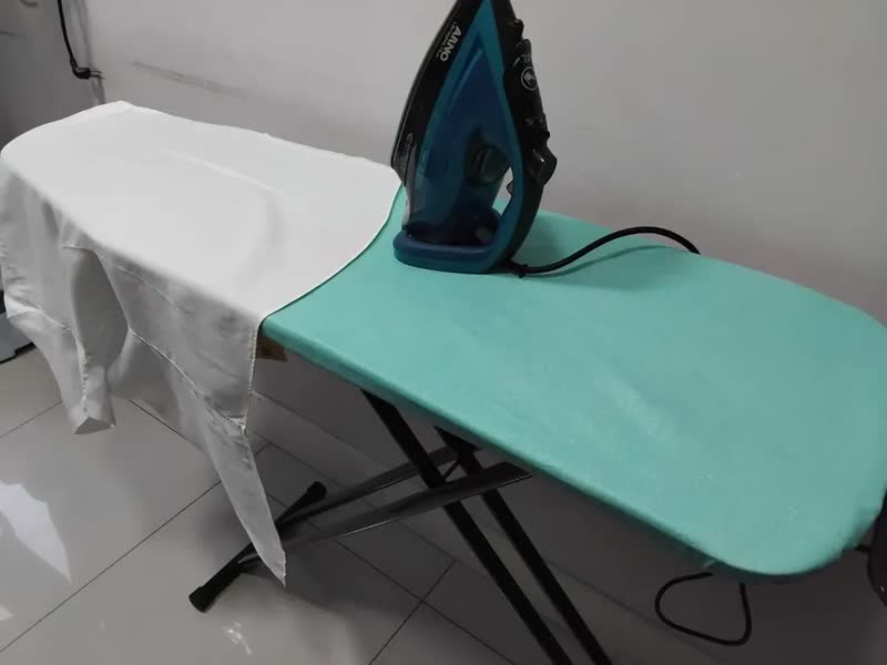 foto de Tabua Mesa De Passar Roupa Preta com forro metalizado verde Extraforte Aço Carbon