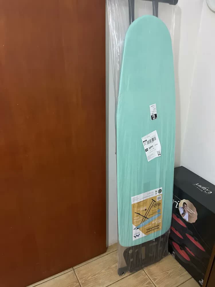foto de Tabua Mesa De Passar Roupa Preta com forro metalizado verde Extraforte Aço Carbon
