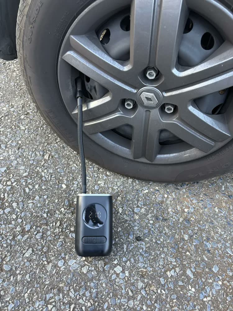 foto de Compressor de Ar Digital Portátil Newdragon Para Encher Pneu de Carro e Moto