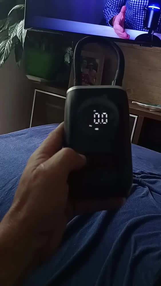 foto de Mini Compressor De Ar Digital Portátil Para Pneus Recarregável Com Lanterna Carro Moto Bolas