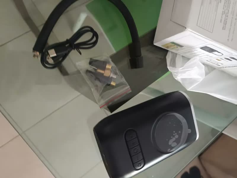 foto de Mini Compressor De Ar Digital Portátil Para Pneus Recarregável Com Lanterna Carro Moto Bolas