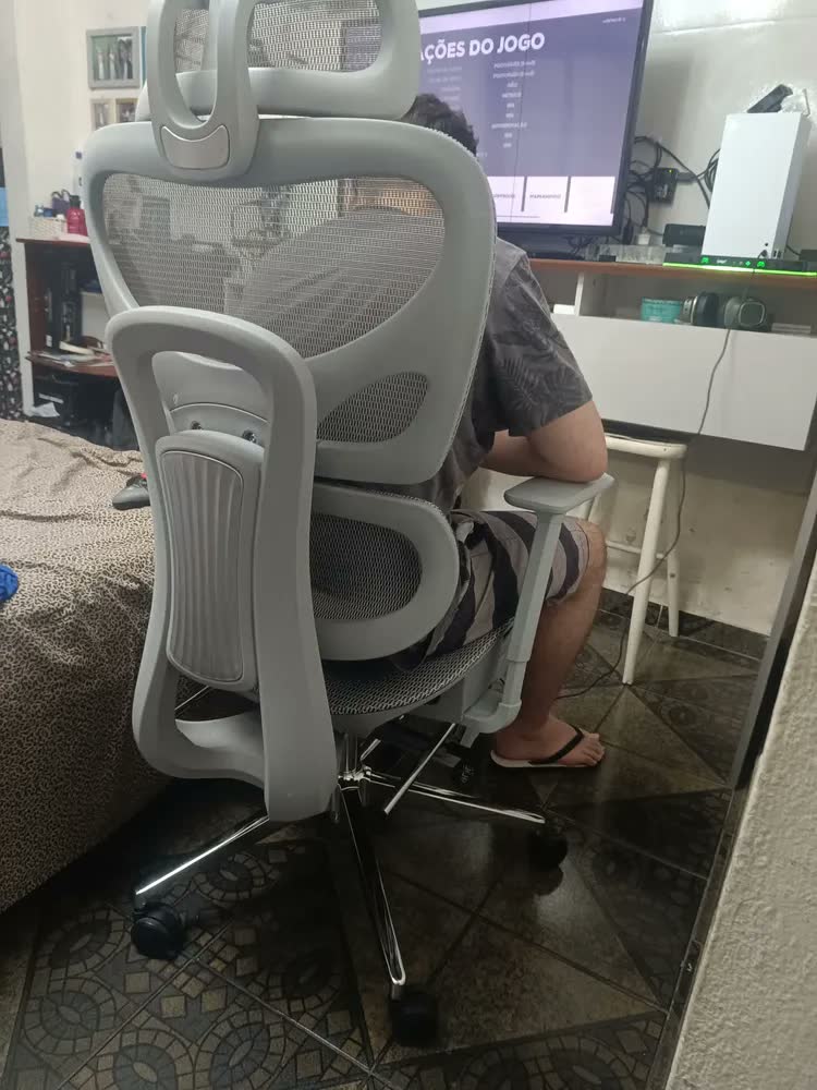 foto de Cadeira De Escritório Ergonômica NR 17 Executiva Giratória Premium Com Suporte Lombar Adaptável Apoio Para Pés Retrátil Malha Respirável Encosto Ajustável Seis Posições Resistente Suporta 200kg
