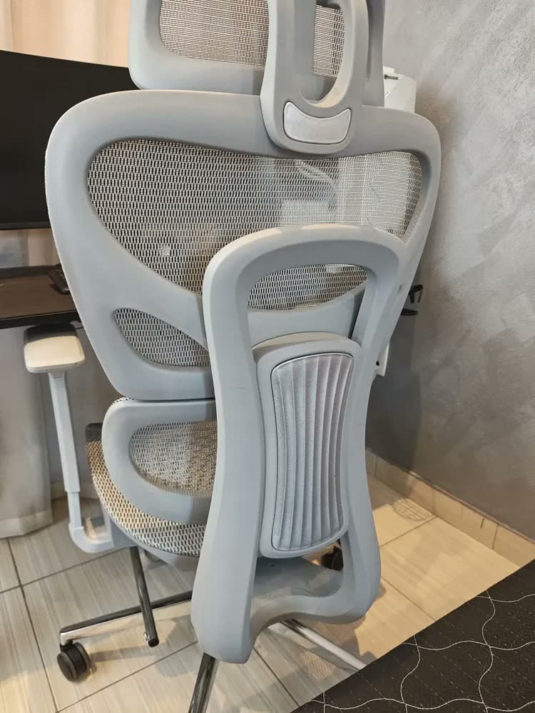foto de Cadeira De Escritório Ergonômica NR 17 Executiva Giratória Premium Com Suporte Lombar Adaptável Apoio Para Pés Retrátil Malha Respirável Encosto Ajustável Seis Posições Resistente Suporta 200kg