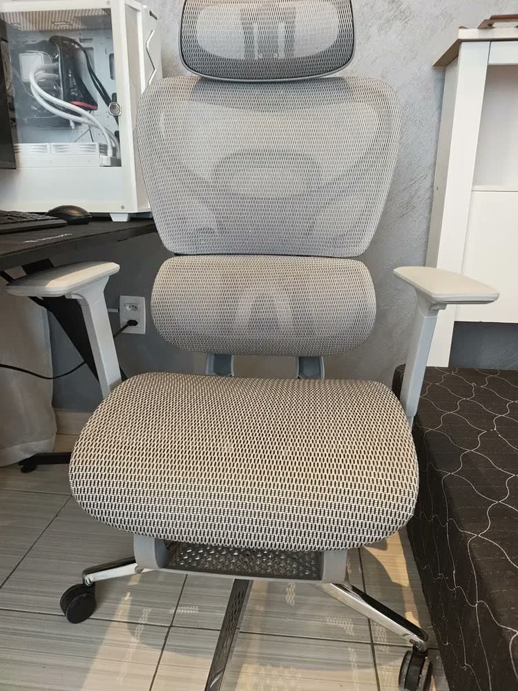 foto de Cadeira De Escritório Ergonômica NR 17 Executiva Giratória Premium Com Suporte Lombar Adaptável Apoio Para Pés Retrátil Malha Respirável Encosto Ajustável Seis Posições Resistente Suporta 200kg