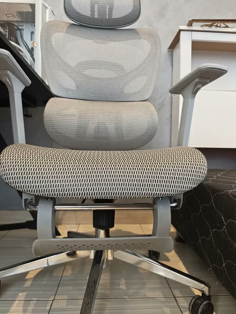 foto de Cadeira De Escritório Ergonômica NR 17 Executiva Giratória Premium Com Suporte Lombar Adaptável Apoio Para Pés Retrátil Malha Respirável Encosto Ajustável Seis Posições Resistente Suporta 200kg