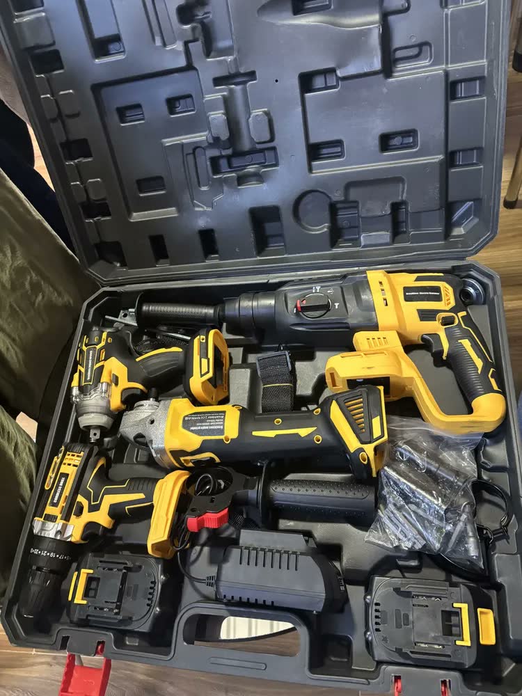 foto de Kit Ferramentas Simake 4 em 1 sem Fio com 2 Baterias e Maleta