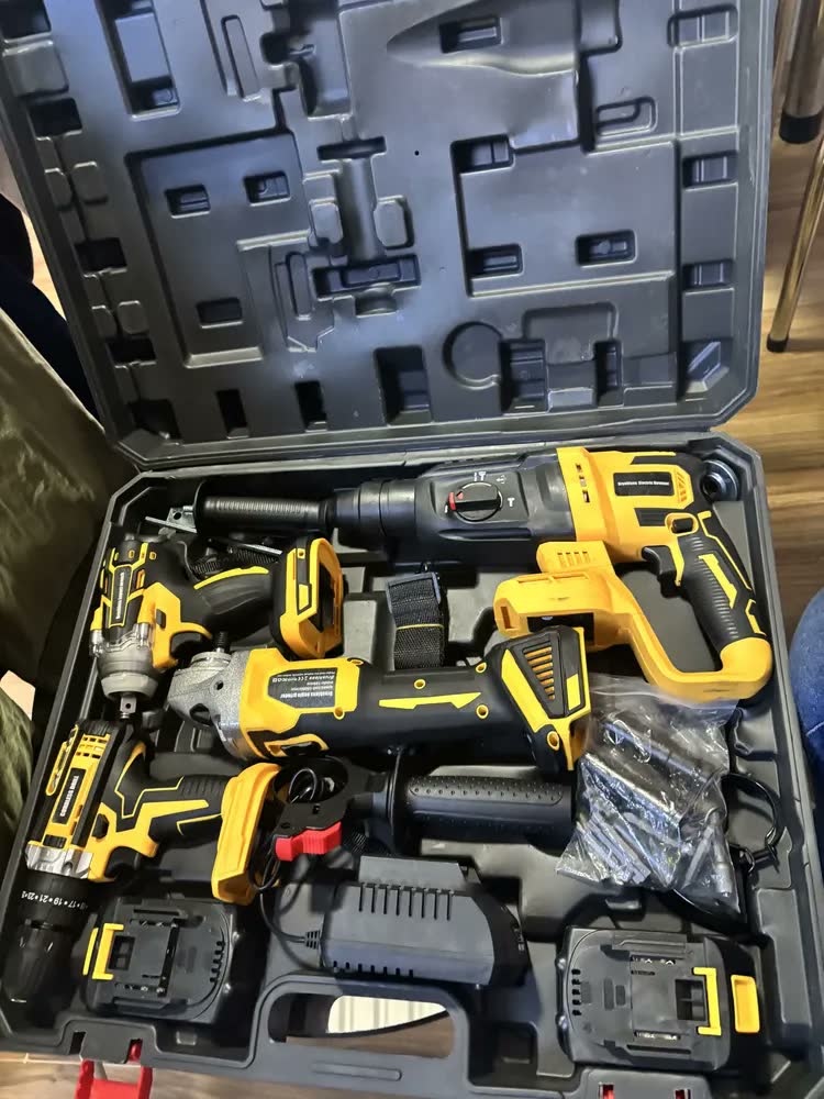 foto de Kit Ferramentas Simake 4 em 1 sem Fio com 2 Baterias e Maleta
