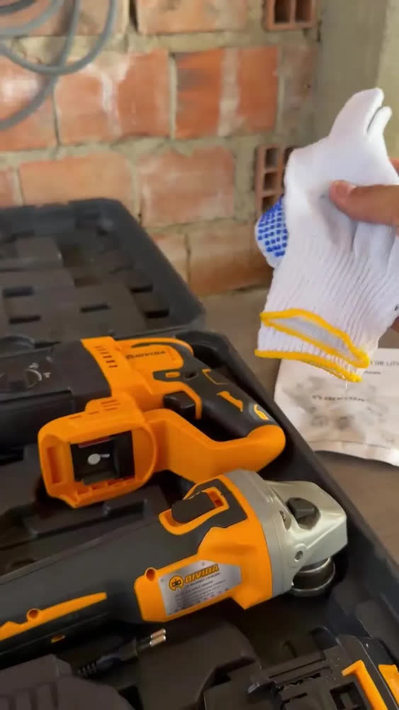 foto de Kit Ferramentas Simake 4 em 1 sem Fio com 2 Baterias e Maleta