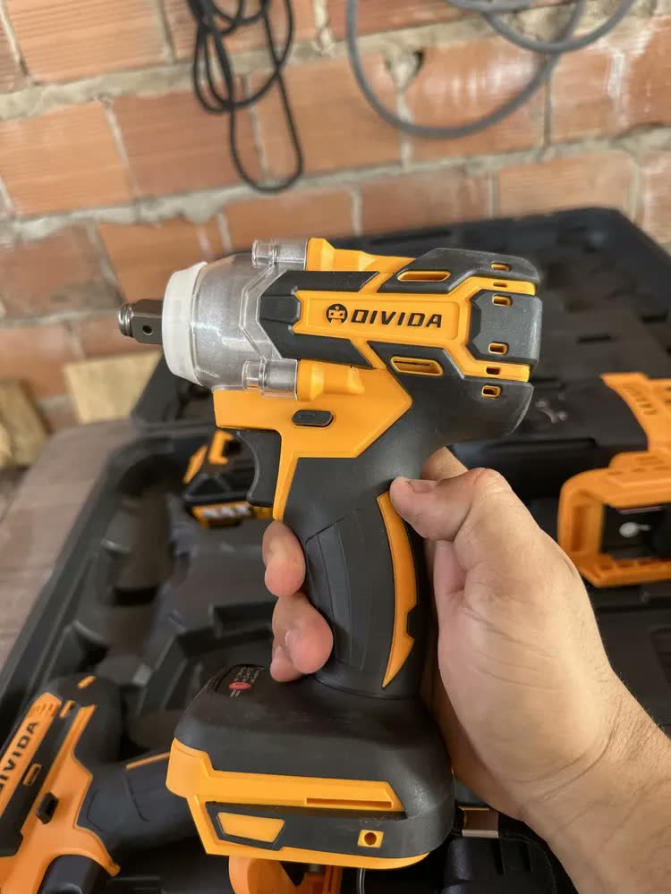 foto de Kit Ferramentas Simake 4 em 1 sem Fio com 2 Baterias e Maleta