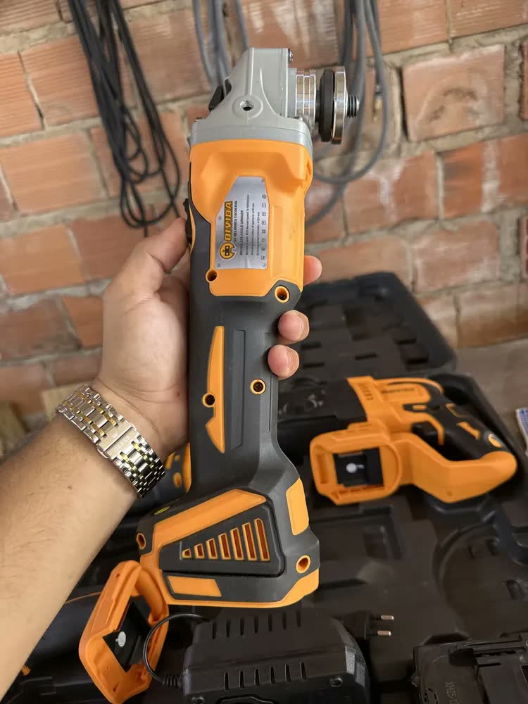 foto de Kit Ferramentas Simake 4 em 1 sem Fio com 2 Baterias e Maleta