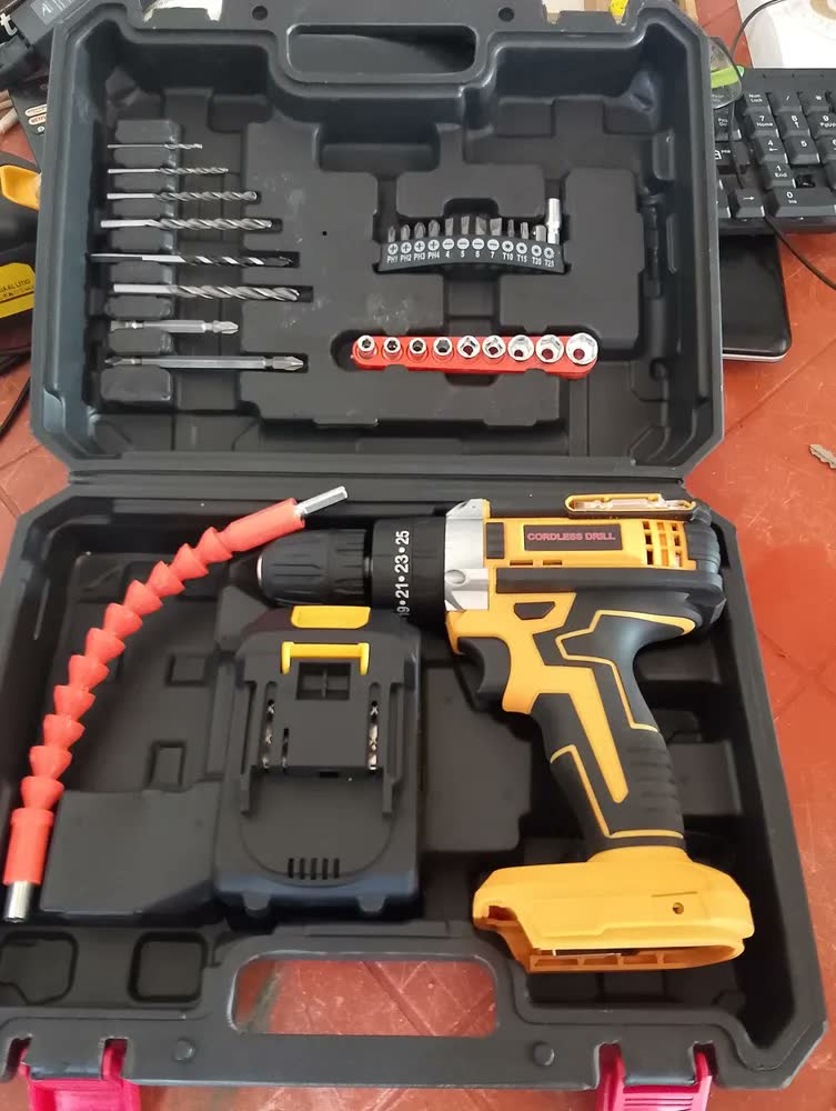 foto de Furadeira Parafusadeira 48v Com 2 Baterias Recarregáveis Maleta Mandril 10mm Torque 32n.m 0-400/0-1400 Rpm Velocidade... Amarelo