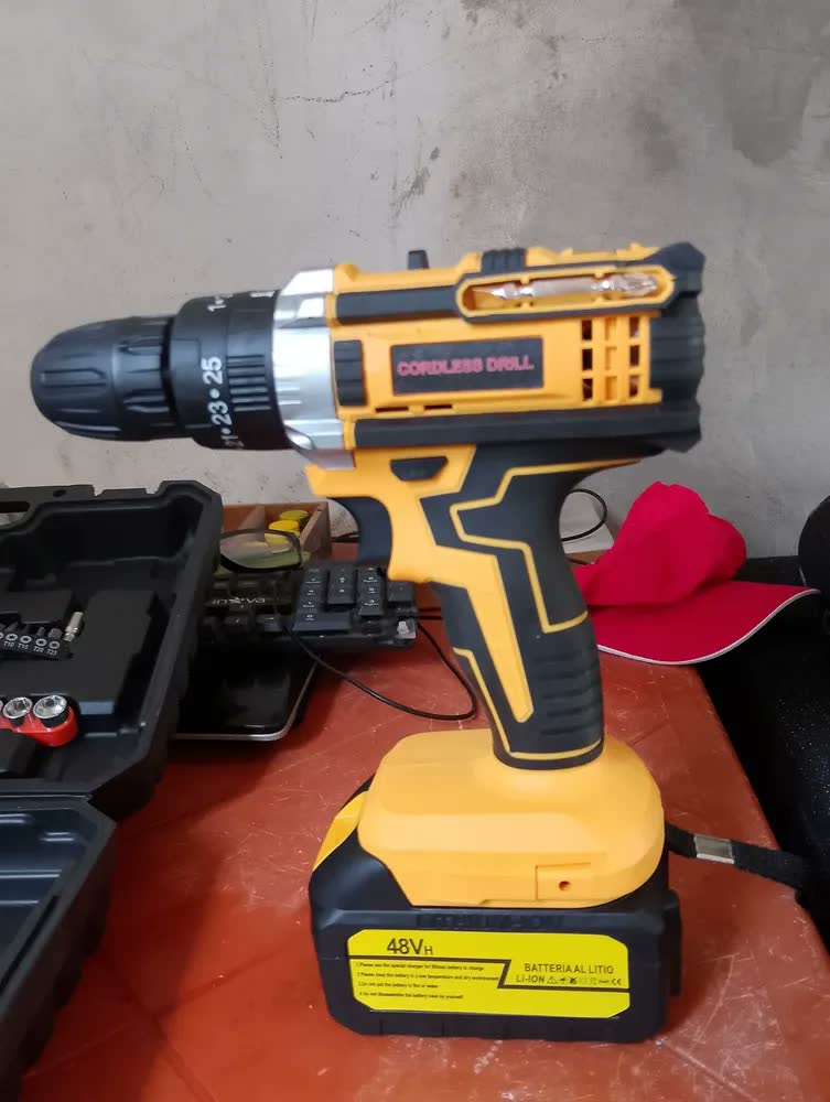 foto de Furadeira Parafusadeira 48v Com 2 Baterias Recarregáveis Maleta Mandril 10mm Torque 32n.m 0-400/0-1400 Rpm Velocidade... Amarelo