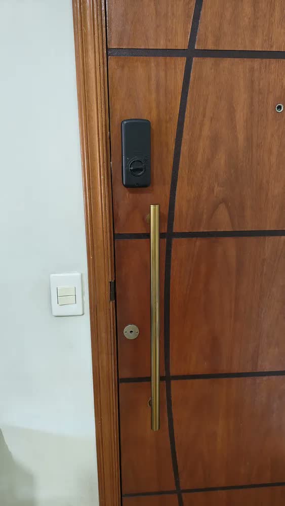 foto de Fechadura Digital Ekaza de Sobrepor com Wi-Fi e Biometria para Porta de Madeira