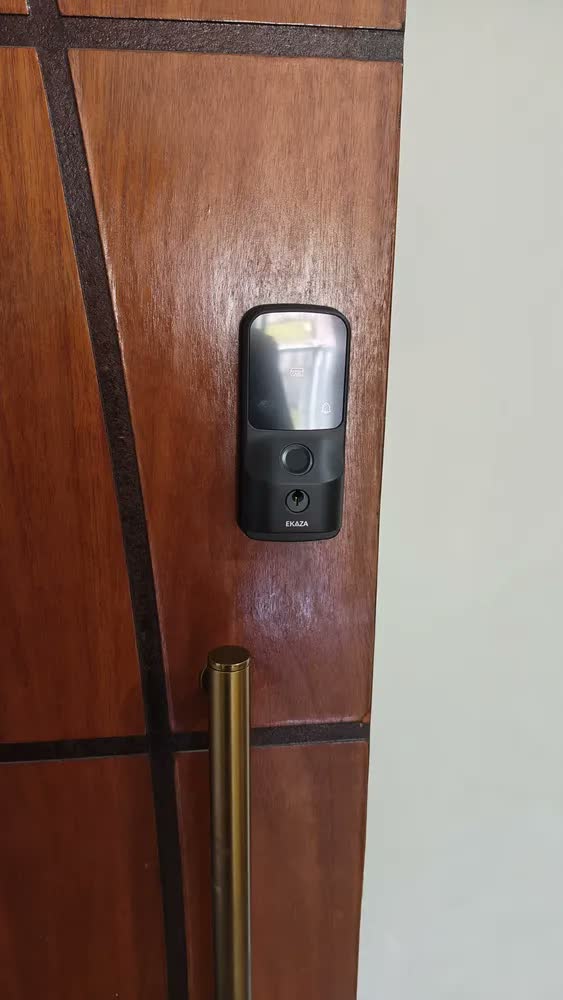 foto de Fechadura Digital Ekaza de Sobrepor com Wi-Fi e Biometria para Porta de Madeira