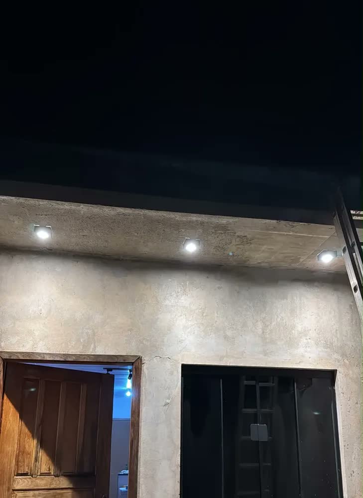 foto de Spot Sobrepor Slim Teto Beiral 5w Preto Externo Interno Abs