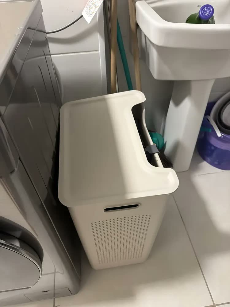 foto de Cesto Roupa Duplo Compartimento 50l Divisória Lavanderia Ou Branco