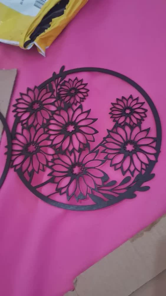 foto de Trio Quadros Decorativos Redondos Florais Lírios Mdf 30 Cm Preto