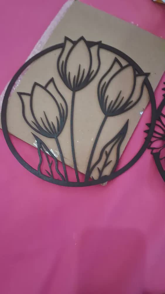foto de Trio Quadros Decorativos Redondos Florais Lírios Mdf 30 Cm Preto