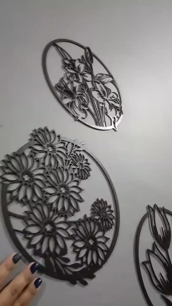foto de Trio Quadros Decorativos Redondos Florais Lírios Mdf 30 Cm Preto