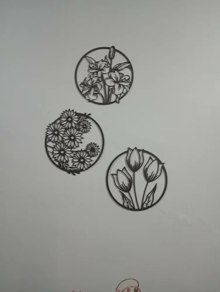 foto de Trio Quadros Decorativos Redondos Florais Lírios Mdf 30 Cm Preto