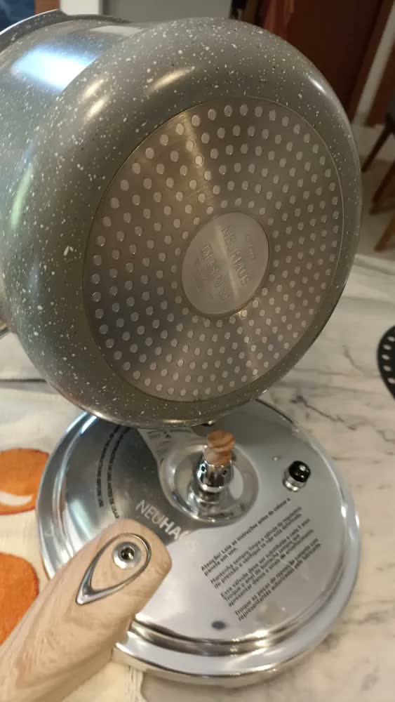 foto de Panela de Pressão 4,5L Marble Life Neuhaus - Revestimento Antiaderente em Cerâmica com Acabamento Marmorizado na Cor Dark Grey, Base compatível com Indução, Alça e Cabo com Revestimento Suave ao Toque