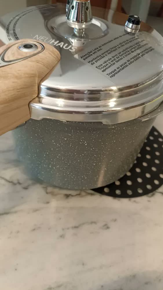 foto de Panela de Pressão 4,5L Marble Life Neuhaus - Revestimento Antiaderente em Cerâmica com Acabamento Marmorizado na Cor Dark Grey, Base compatível com Indução, Alça e Cabo com Revestimento Suave ao Toque
