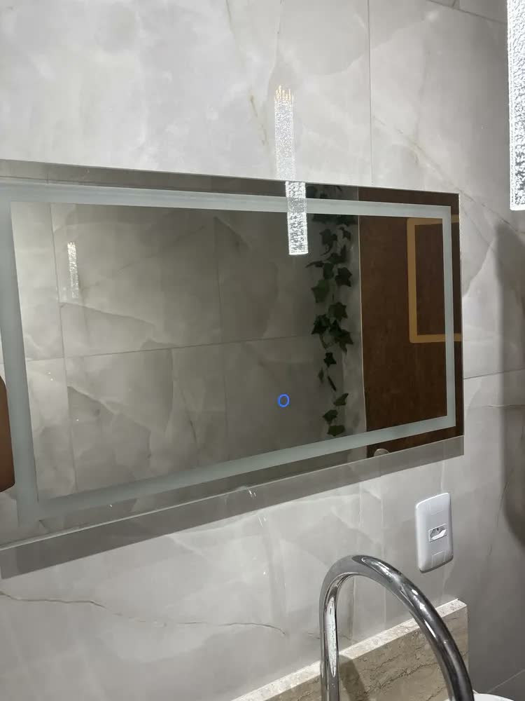 foto de Espelho Jateado Iluminado Com Led 70x50 Retangular Lapidado Moldura Led Neutro