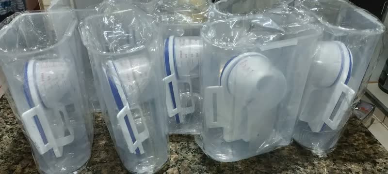foto de Conjunto 4 Potes Herméticos 2,5 Litros Multiuso Dispenser De Armazenamento De Grãos Cereais Ração Sabão Com Copo Medidor E Bico Dosador Com Travas Dispenser Alimento 2,5 Litros Drop Shopy