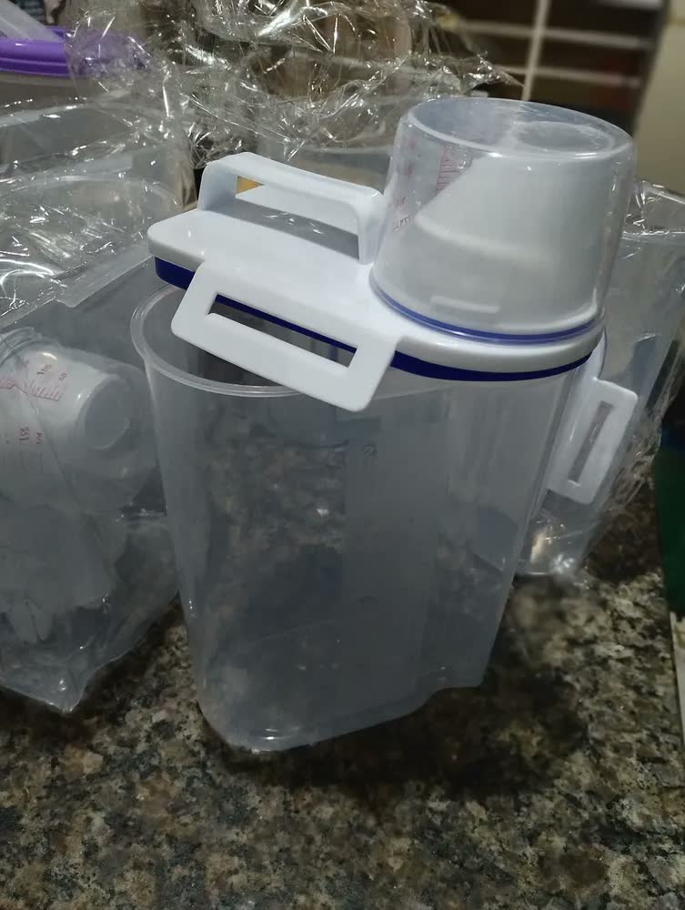 foto de Conjunto 4 Potes Herméticos 2,5 Litros Multiuso Dispenser De Armazenamento De Grãos Cereais Ração Sabão Com Copo Medidor E Bico Dosador Com Travas Dispenser Alimento 2,5 Litros Drop Shopy