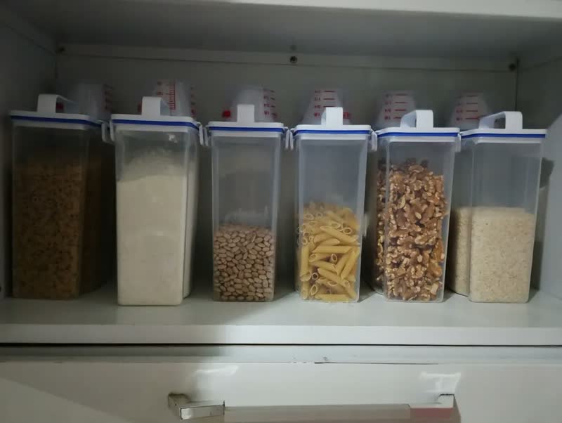 foto de Conjunto 4 Potes Herméticos 2,5 Litros Multiuso Dispenser De Armazenamento De Grãos Cereais Ração Sabão Com Copo Medidor E Bico Dosador Com Travas Dispenser Alimento 2,5 Litros Drop Shopy