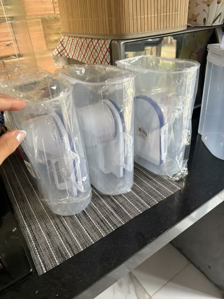 foto de Conjunto 4 Potes Herméticos 2,5 Litros Multiuso Dispenser De Armazenamento De Grãos Cereais Ração Sabão Com Copo Medidor E Bico Dosador Com Travas Dispenser Alimento 2,5 Litros Drop Shopy