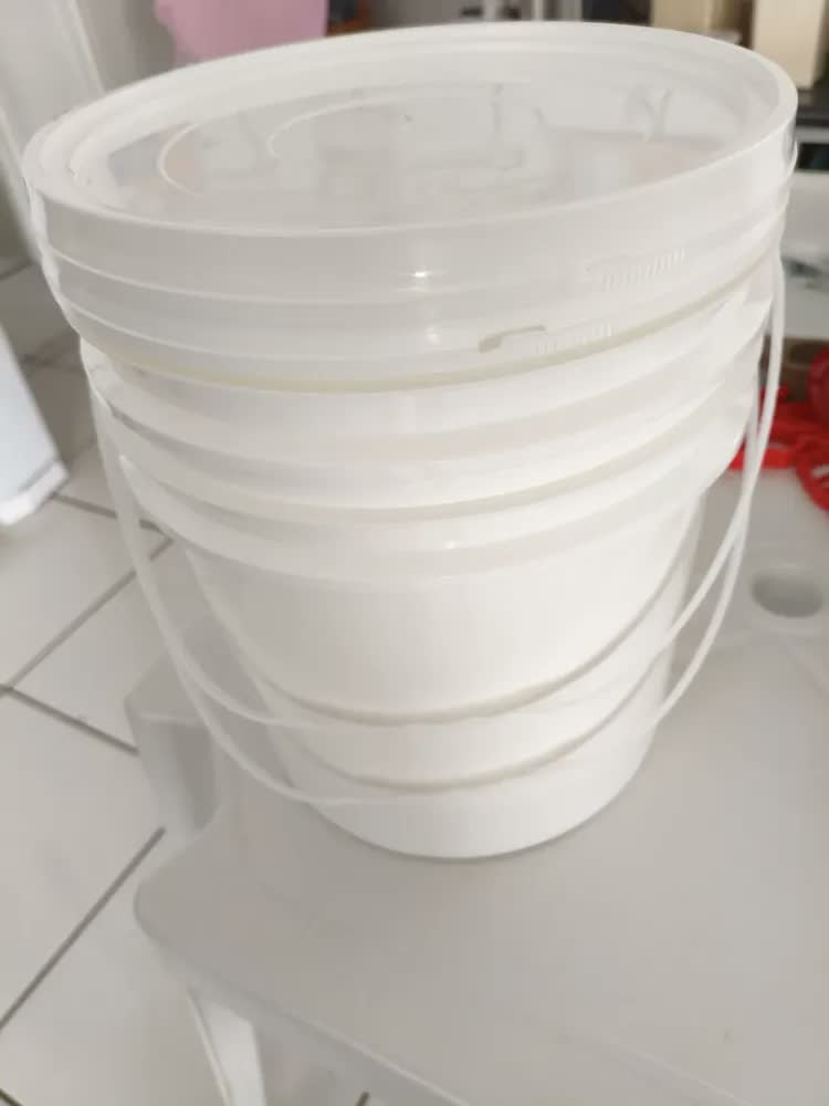 foto de Kit 2 Baldes Plástico Alimentício Tampa Hermética 10 Litros Branco