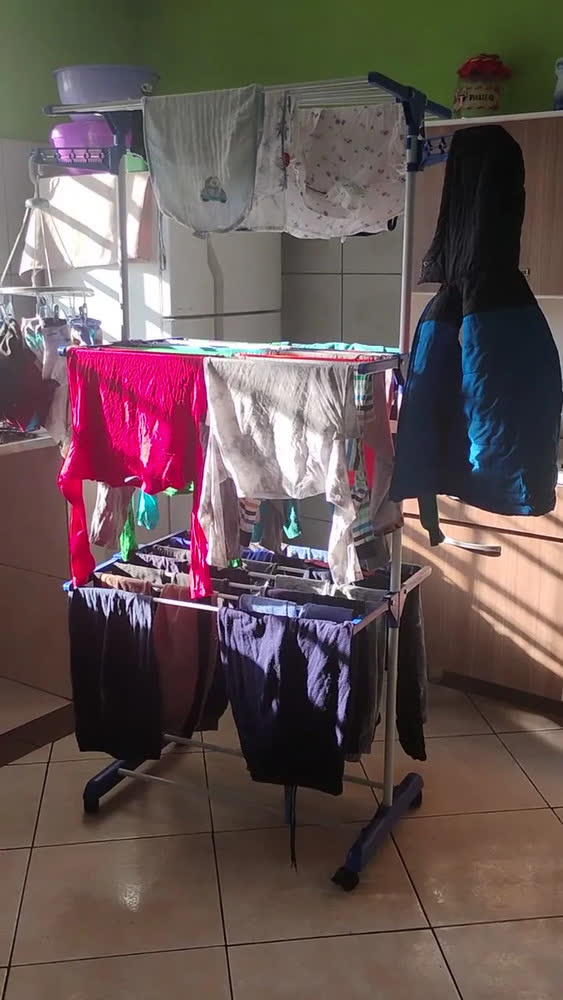 foto de Varal De Chão Grande 3 Andares Retrátil Dobrável Com Rodinhas Roupas Lavanderia Compacto Portátil Cor Preto MARCA: KEY PAPER