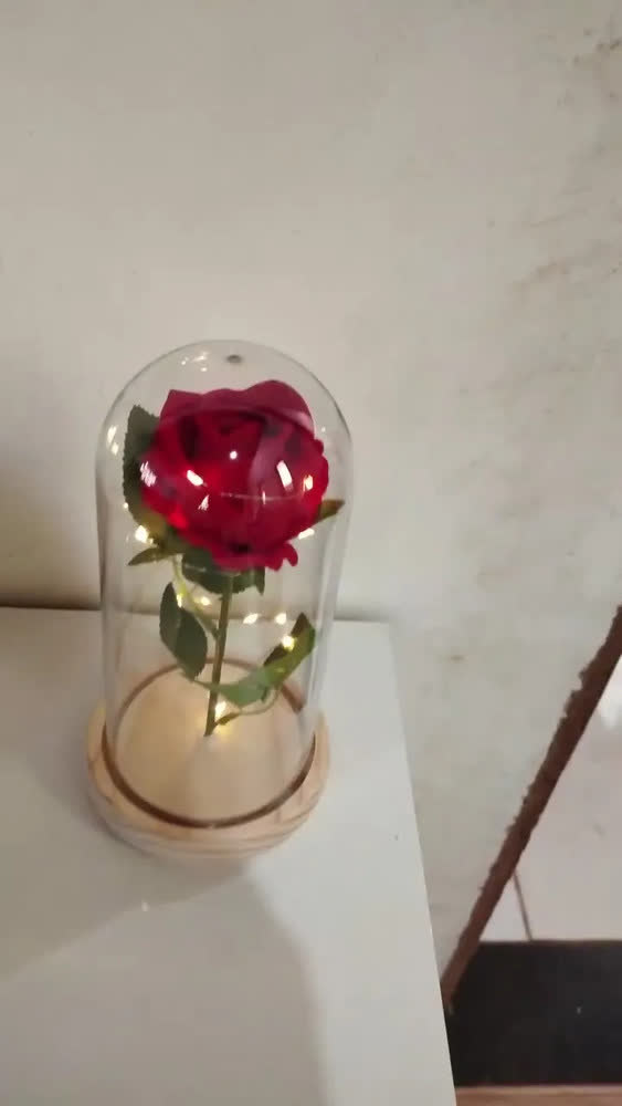 foto de Mini Luminária Rosa Encantada Led Enfeite Modelo Mini Base Madeira Cúpula Redoma A Bela E A Fera 10.5 X 21.8 Cm Cor Vermelha - Planeta Andrômeda