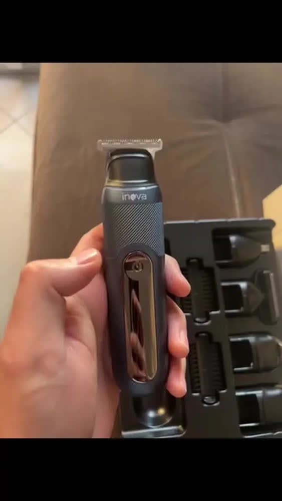 foto de Barbeador Aparador de Pelos Elétrico Inova Multigroom 5 em 1, para Barba e Corpo com 8 Pentes e Bateria Recarregável