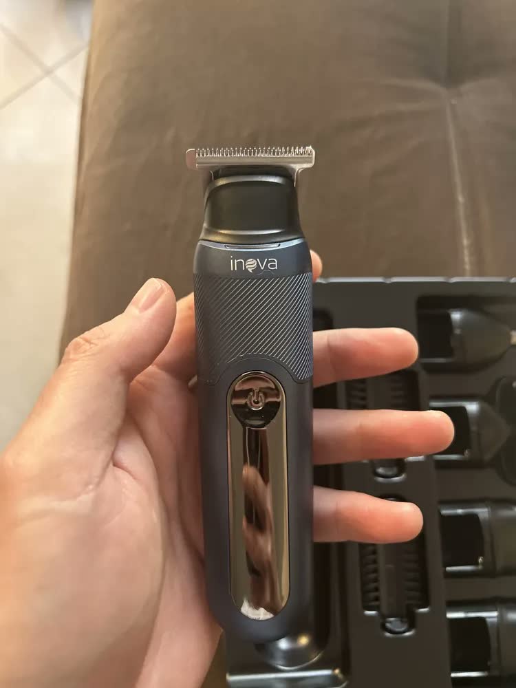 foto de Barbeador Aparador de Pelos Elétrico Inova Multigroom 5 em 1, para Barba e Corpo com 8 Pentes e Bateria Recarregável
