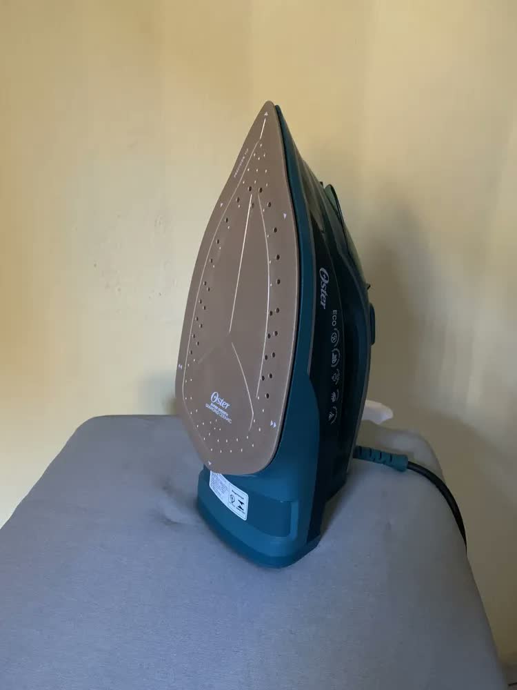 foto de Ferro De Passar A Vapor Oster Diamond Aeroceramic