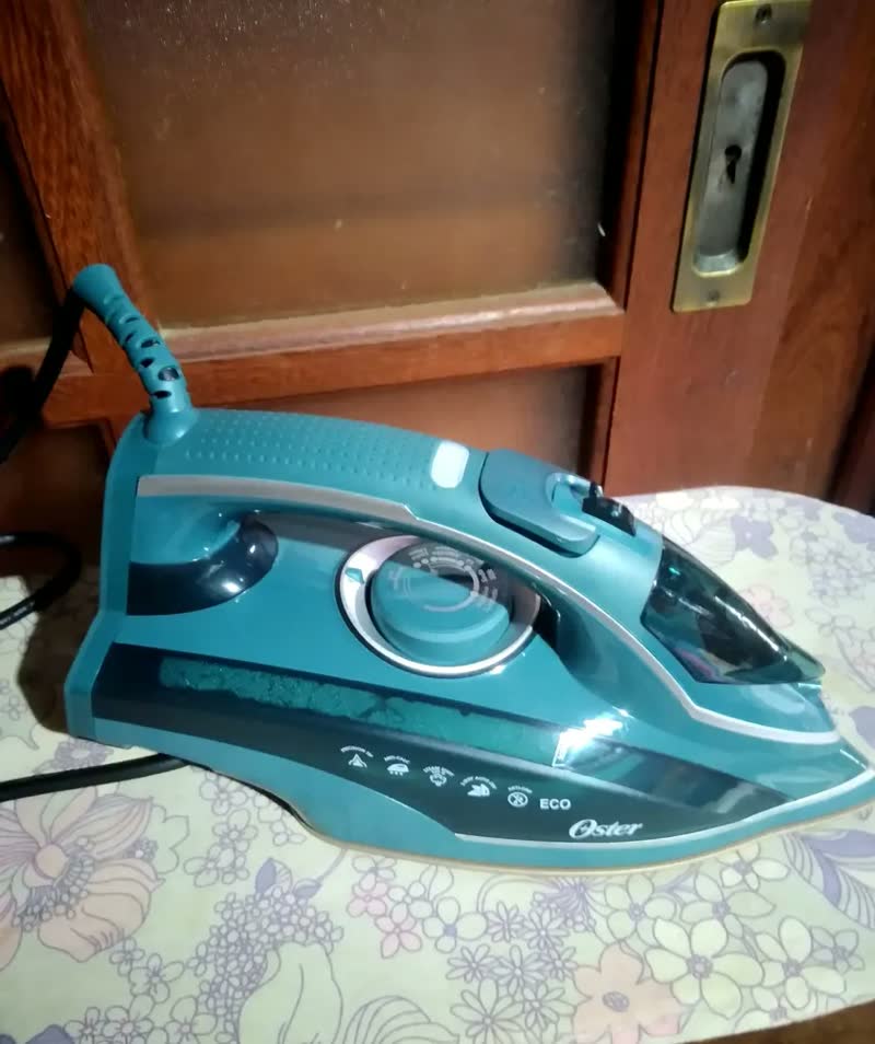 foto de Ferro De Passar A Vapor Oster Diamond Aeroceramic