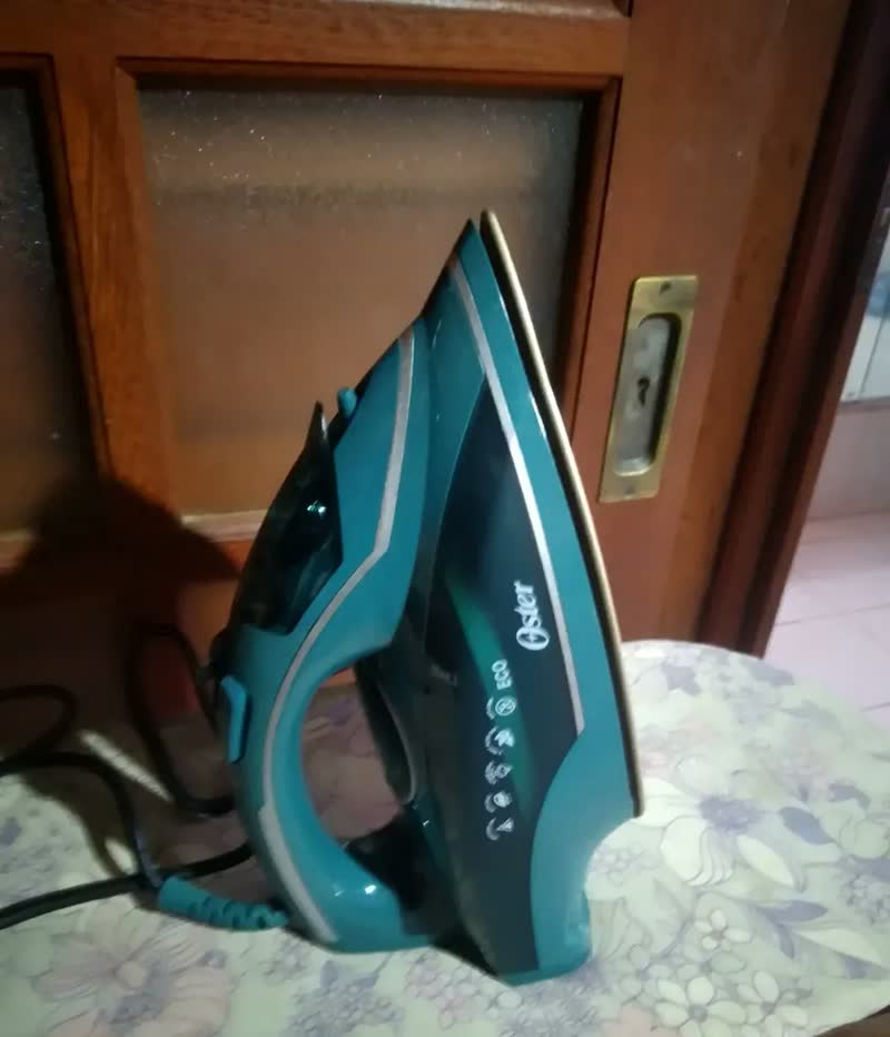 foto de Ferro De Passar A Vapor Oster Diamond Aeroceramic