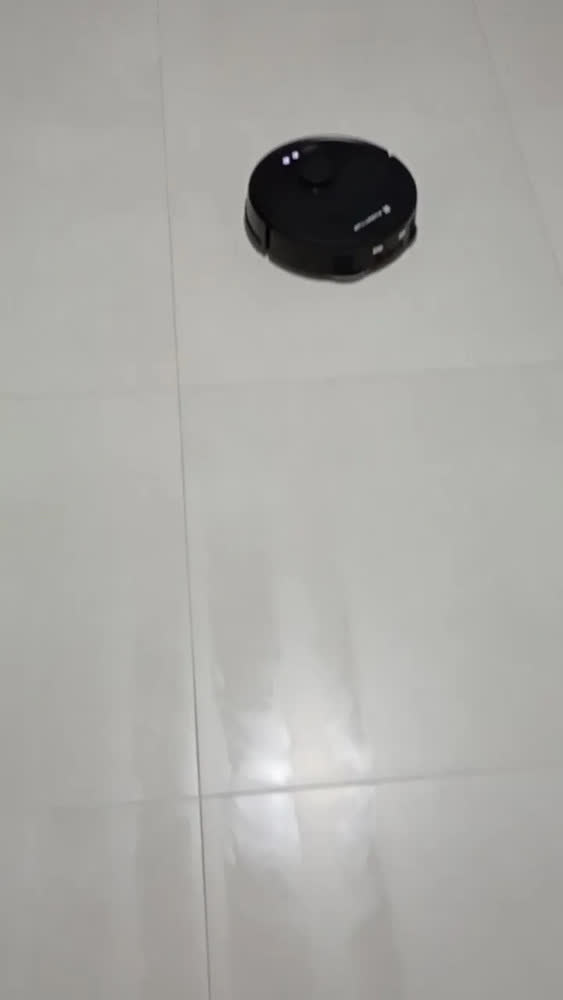 foto de Robô Aspirador De Pó Inteligente Wi-Fi Kuanttum Mop Lava e Seca Água Quente Varre Aspira 3 em 1 Robot 20000Pa Autolimpante X20 Passa Pano Mapeamento Cor Preto Com Base Estação