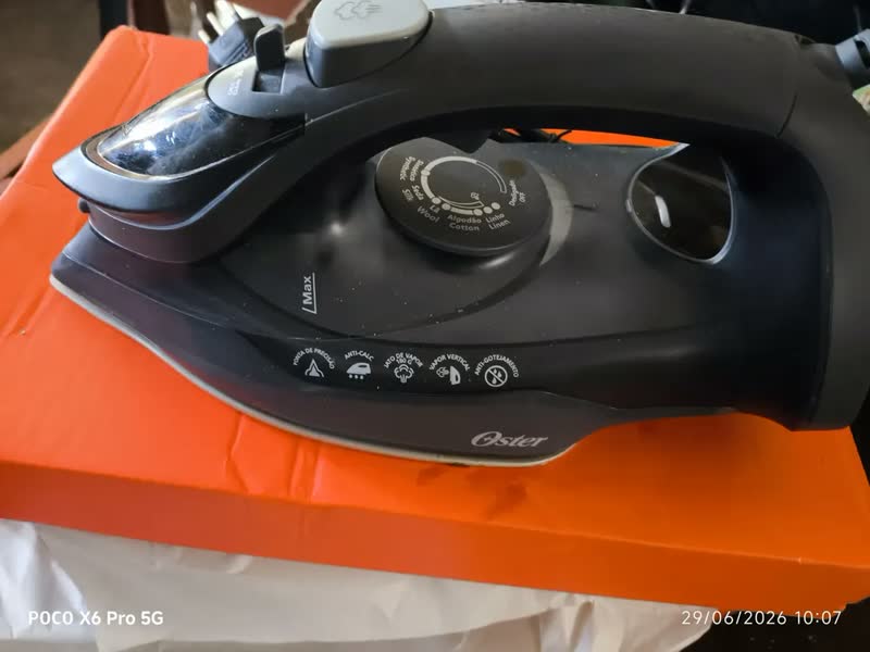 foto de Ferro De Passar Oster Gcstac7002-017 Vapor Vertical Cinza-escuro
